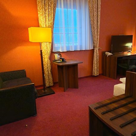 Hotel Dworski Galaktyczny Park Warzymice Eksteriør bilde