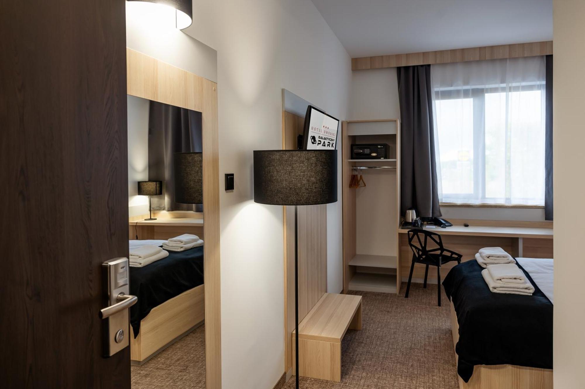 Hotel Dworski Galaktyczny Park Warzymice Eksteriør bilde