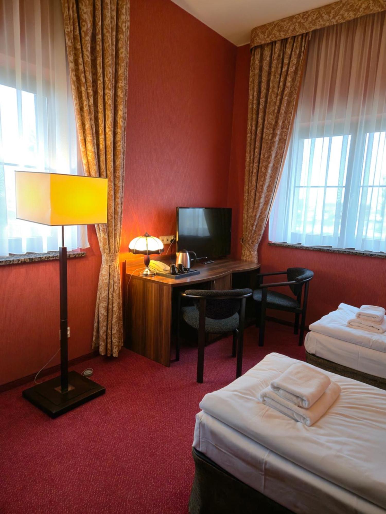 Hotel Dworski Galaktyczny Park Warzymice Eksteriør bilde