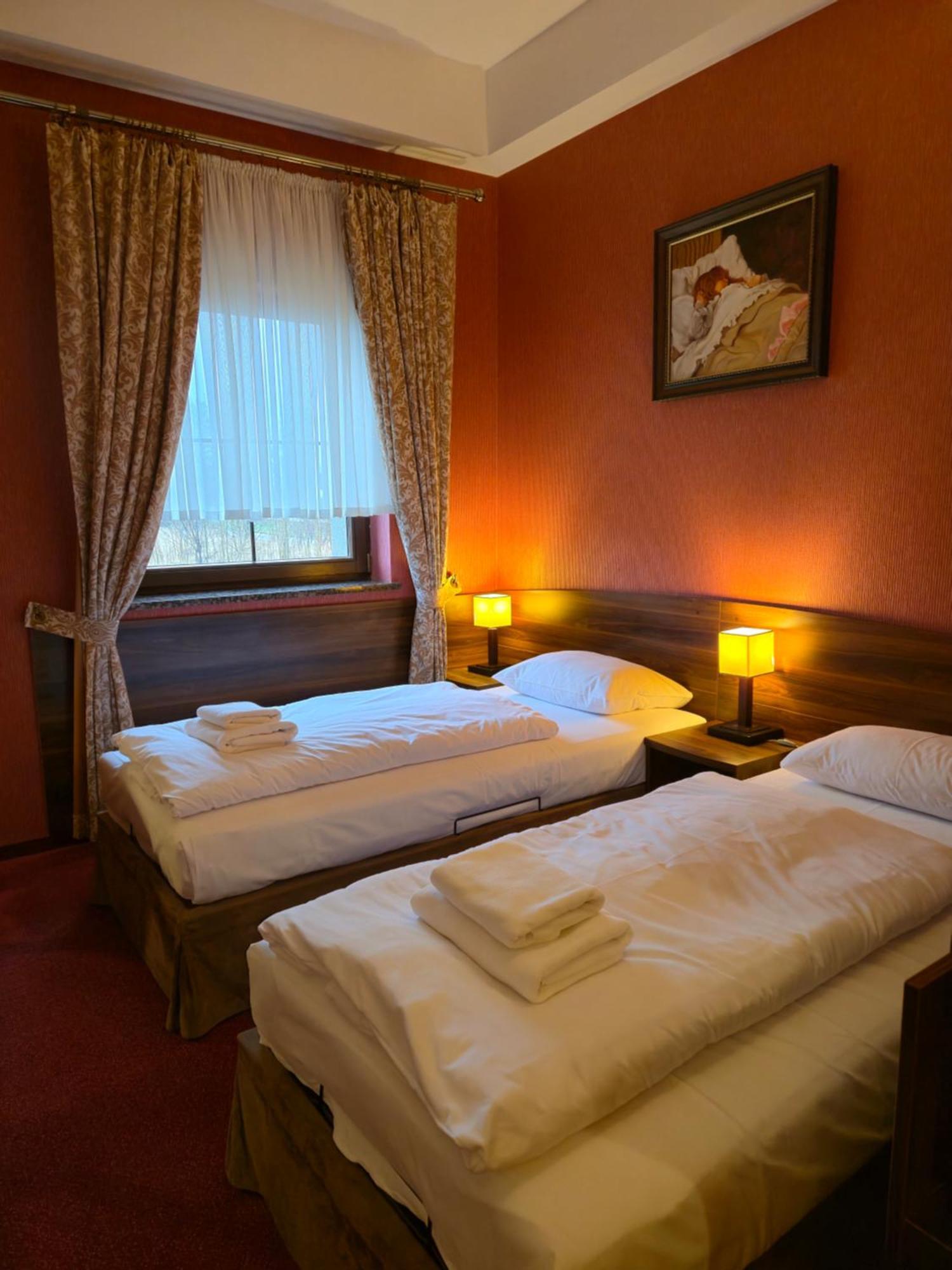 Hotel Dworski Galaktyczny Park Warzymice Eksteriør bilde