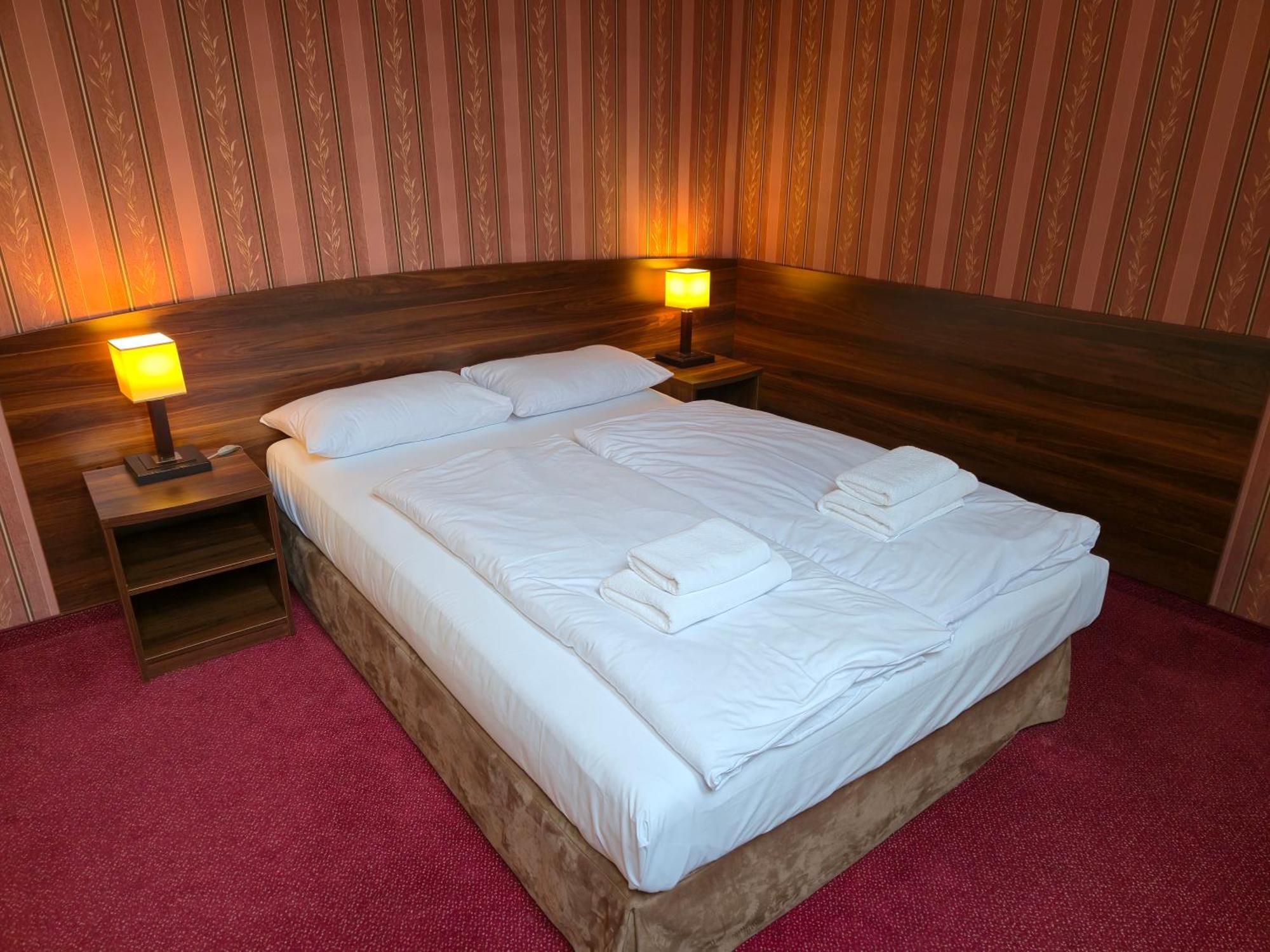 Hotel Dworski Galaktyczny Park Warzymice Eksteriør bilde