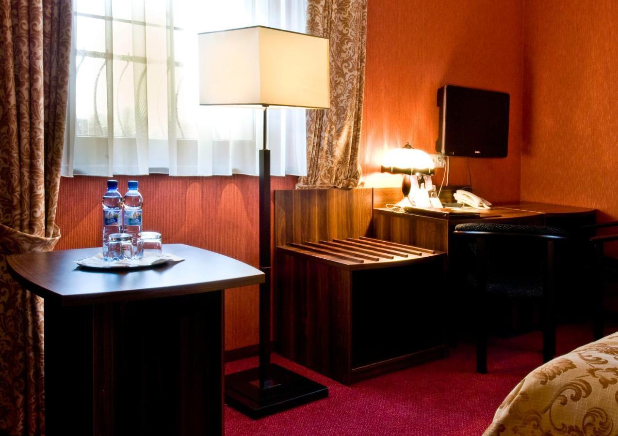 Hotel Dworski Galaktyczny Park Warzymice Rom bilde